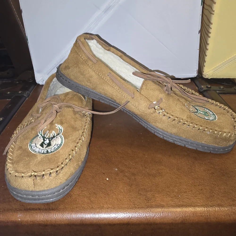 Men's Bucks Tan Suede Slip-On Moccasin Loafers Embroidered Logo Size 9 - 10 guc